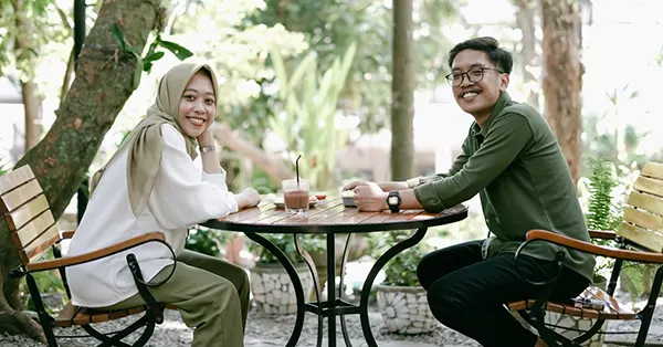 Prewedding outdoor meja dan kursi