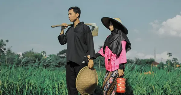 prewedding di sawah bawa cangkul