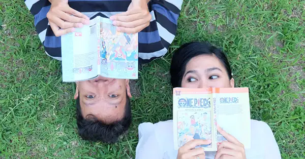 prewedding outdoor membaca buku