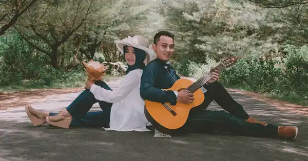 properti prewedding outdoor gitar