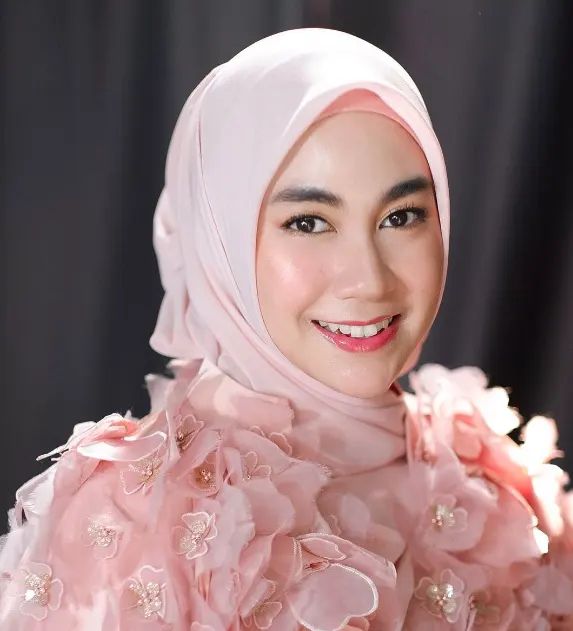 Rias Lamaran Hijab Elegan