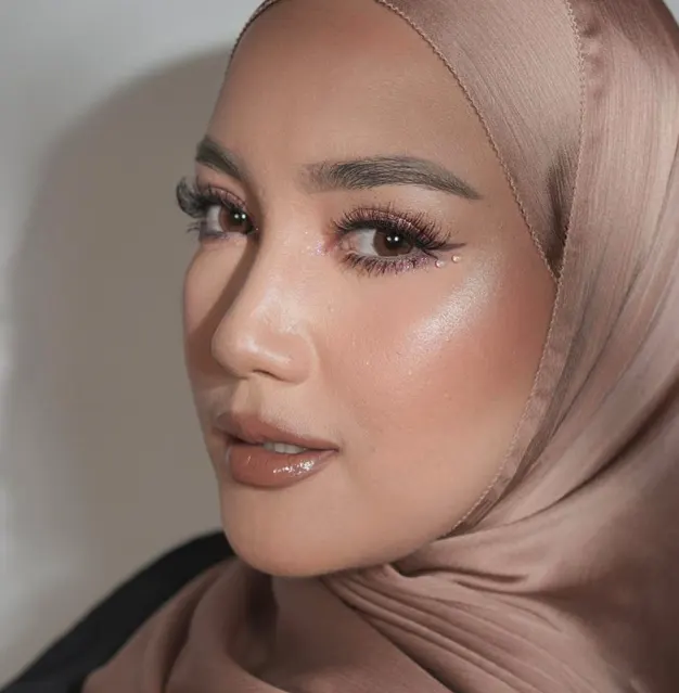 Rias Lamaran Hijab Glamor