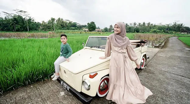 Foto Prewedding di sawah pakai mobil klasik