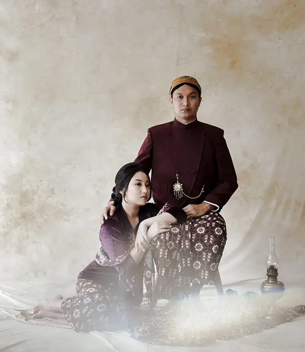 Foto Prewedding indoor Adat Jawa keren