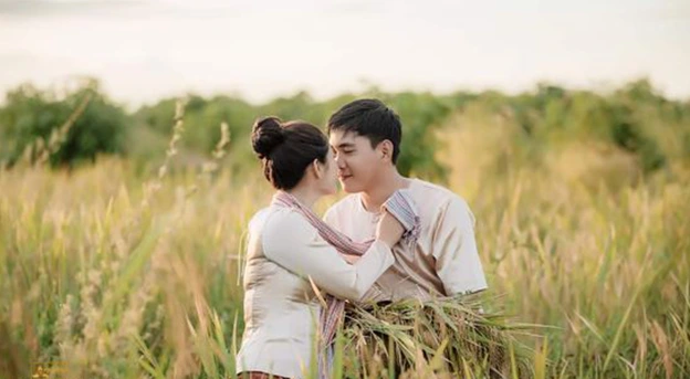 Foto berhadapan pasangan di sawah