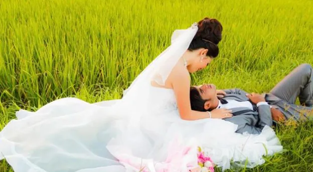 Foto di sawah pakai gaun pengantin