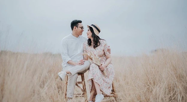 Foto prewed di sawah aesthetic