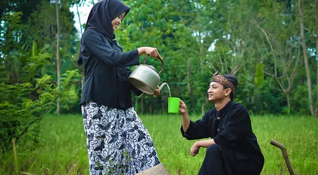 Foto prewed di sawah romantis banget