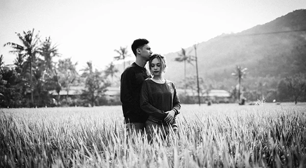 Foto prewed di sawah romantis dan bagus