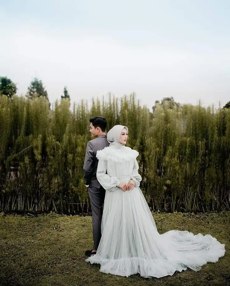 Foto prewed tanpa sentuhan pakai gaun