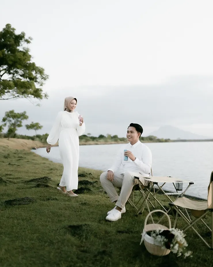 Foto prewedding Casual di danau baju putih