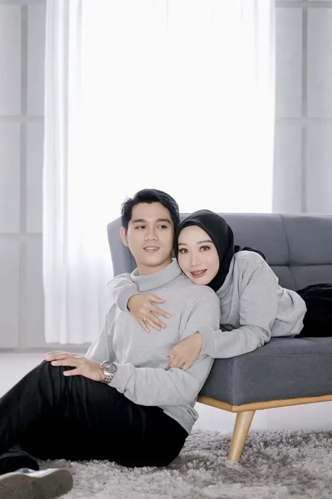 Foto prewedding Casual hitam putih