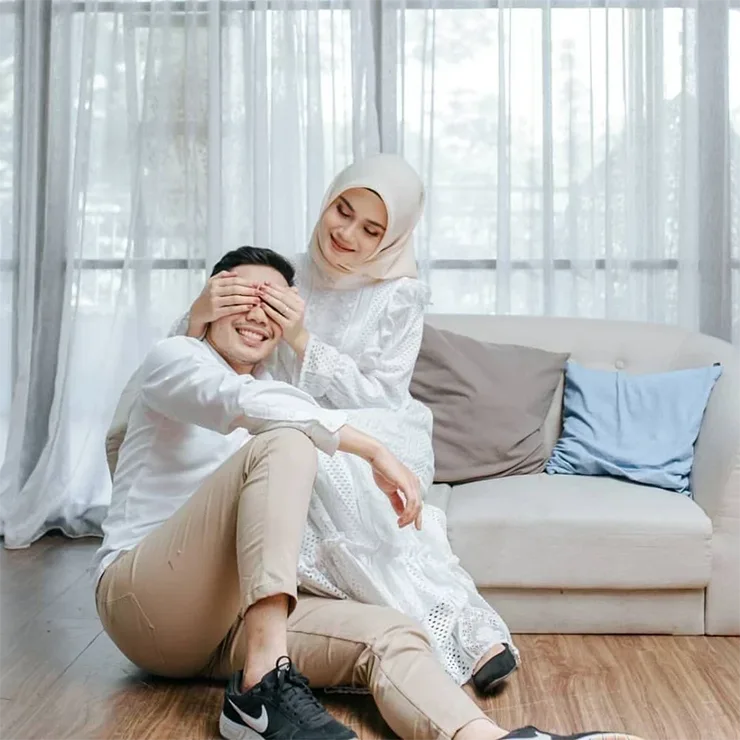 Foto prewedding Casual putih duduk di Dalam Rumah