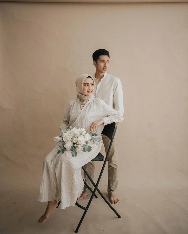 Foto prewedding Casual putih indoor Ala Adat Jawa