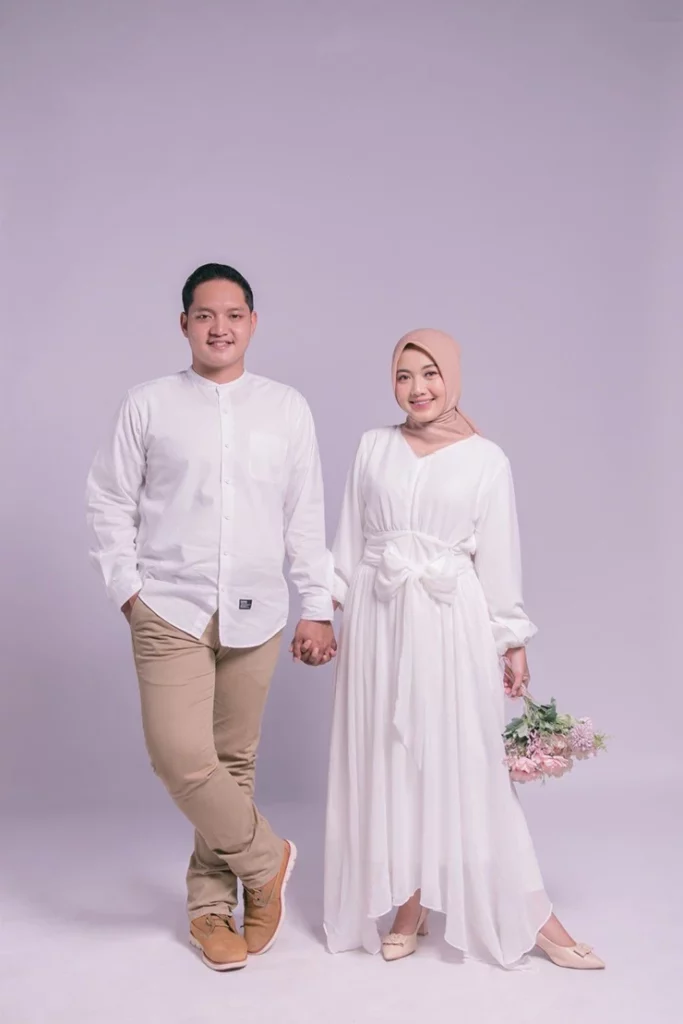 Foto prewedding Casual putih indoor Ala Sederhana