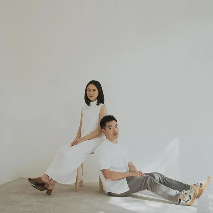 Foto prewedding Casual putih indoor Background Putih