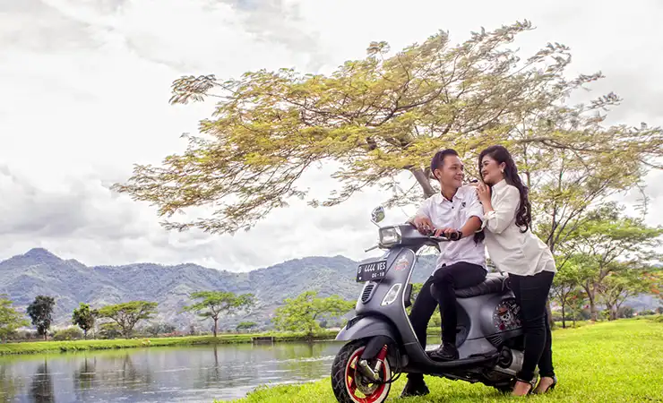 Foto prewedding Naik Vespa baju putih