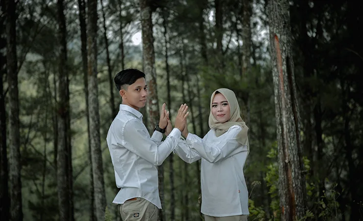 Foto prewedding casual di hutan pinus baju putih