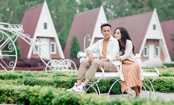 Foto prewedding casual halaman taman baju putih