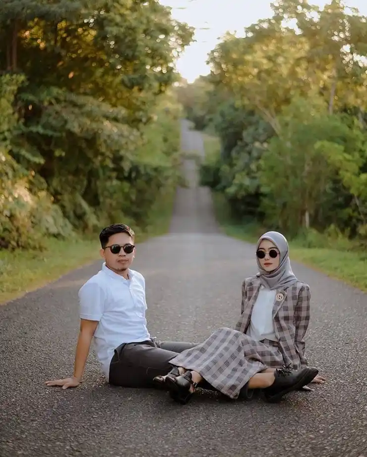 Foto prewedding casual pinggir jalan