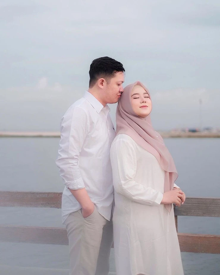 Foto prewedding di Pinggir Pantai baju putih