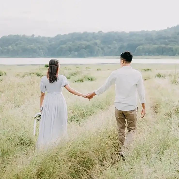 Foto prewedding di sawah baju putih