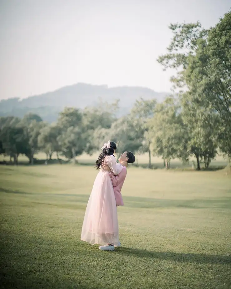 Foto prewedding outdoor alam unik