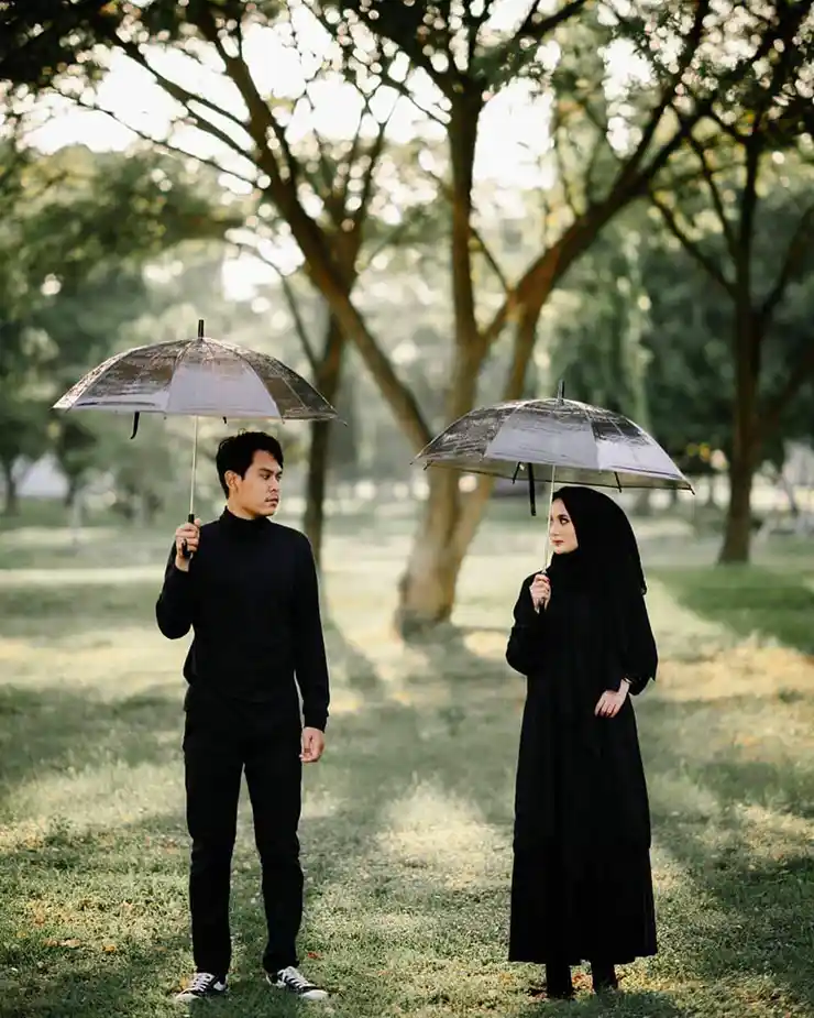 Foto prewedding tanpa sentuhan baju hitam