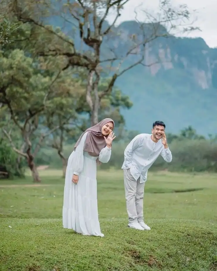 Foto prewedding tanpa sentuhan baju putih keren