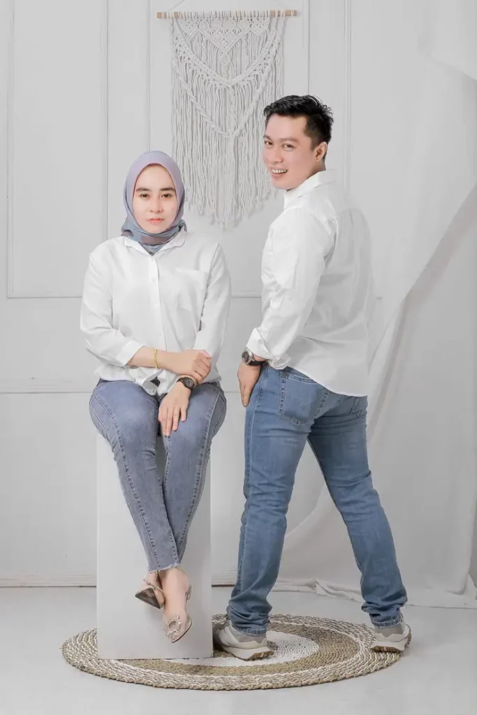 Foto prewedding tanpa sentuhan casual indoor