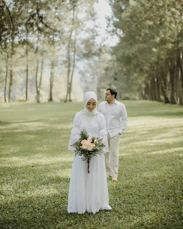 Foto prewedding tanpa sentuhan di outdoor