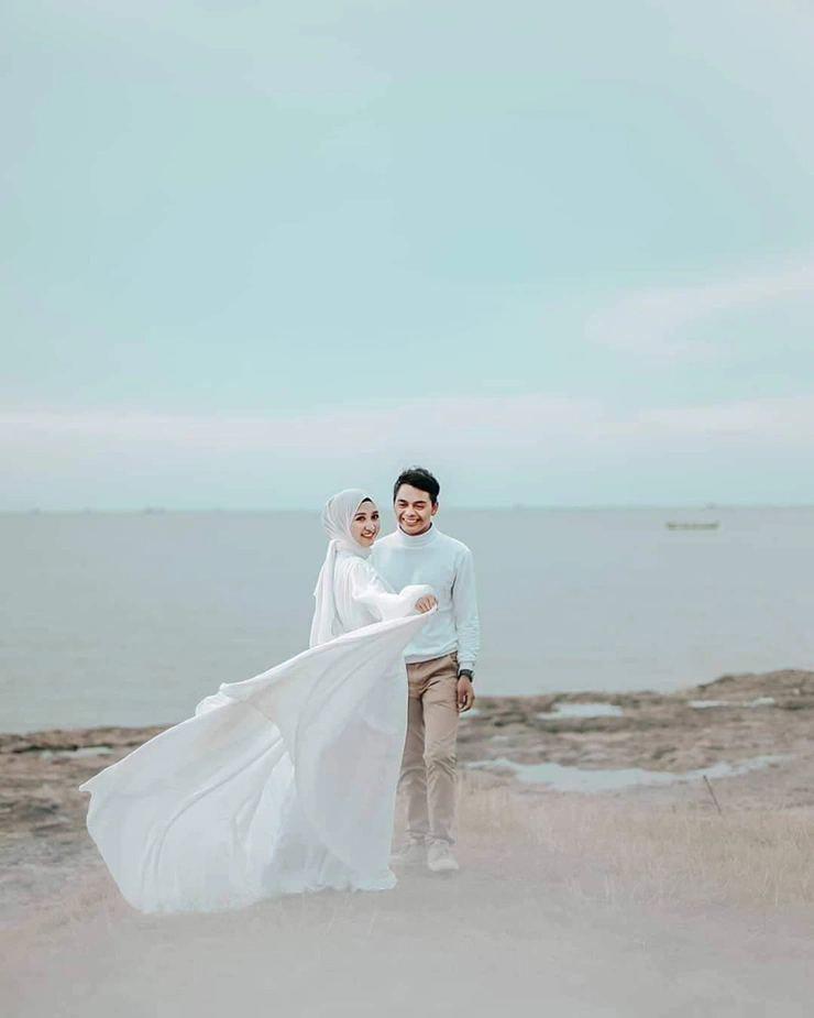 Foto prewedding tanpa sentuhan di pantai