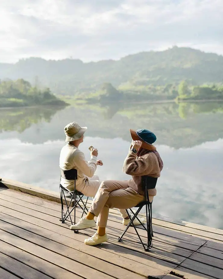 Foto prewedding tanpa sentuhan pinggir danau