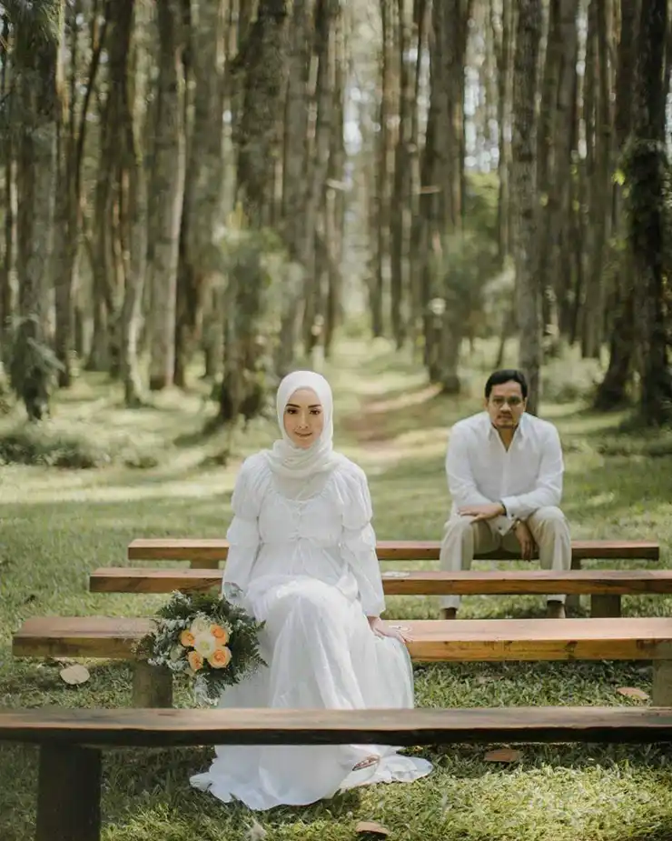 Foto prewedding tanpa sentuhan seperti egy dan adiba