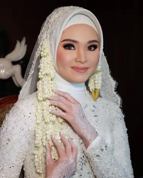 Gaun Bludru Tanpa Paes dan Kembang Goyang hijab keren