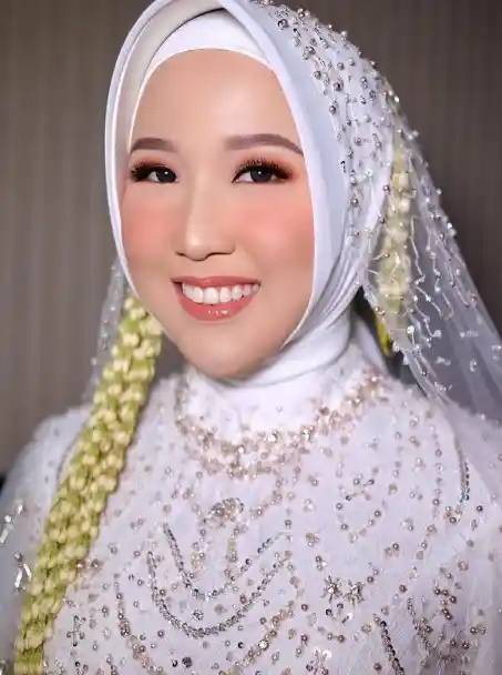 Gaun Bludru Tanpa Paes dan Kembang Goyang hijab putih