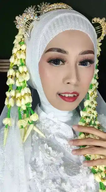 Gaun Bludru Tanpa Paes dan Kembang Goyang hijab