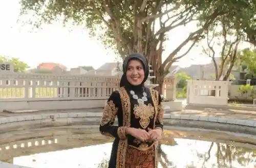 Hijab Emas dan Kebaya Bludru Hitam 1