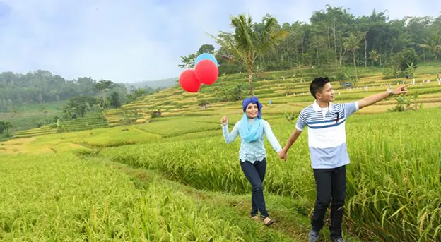 Ide foto bawa balon di sawah