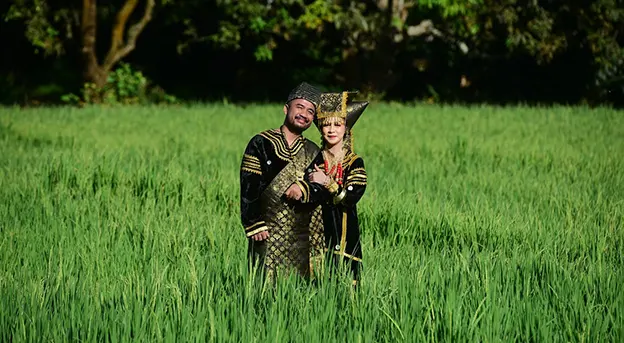 Ide foto prewedding di sawah unik dan romantis