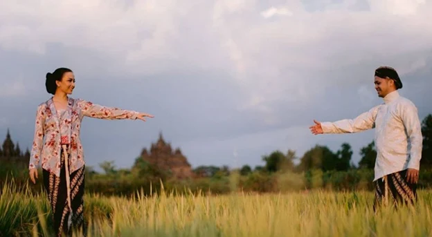 Inspirasi foto prewed tradisional di sawah