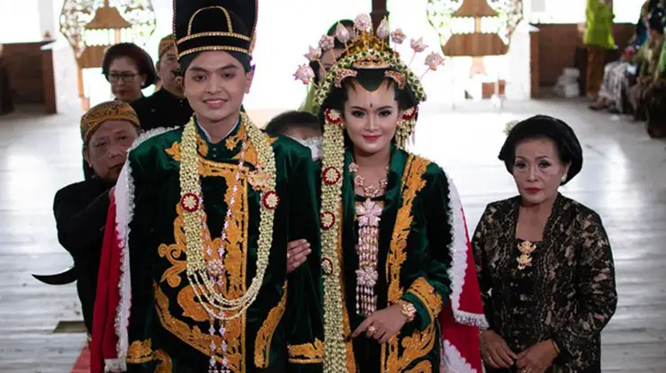 Kebaya Bludru Hitam pengantin solo