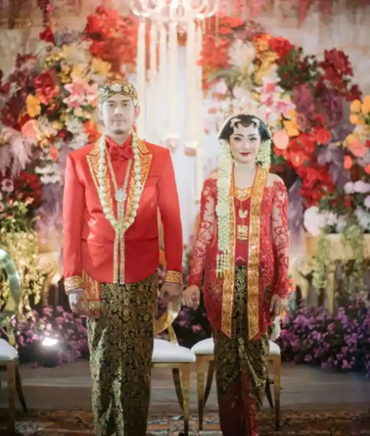 Kebaya Merah pengantin solo putri