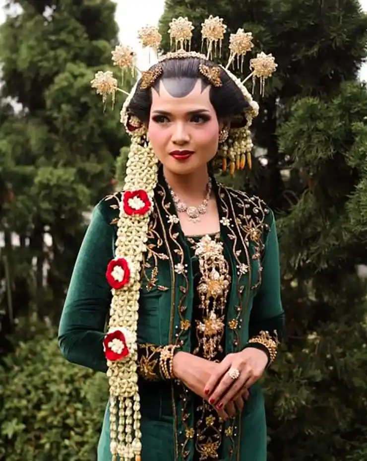 Kebaya bludru warna hijau pengantin solo putri