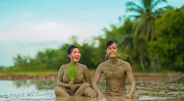 Konsep foto prewed di sawah