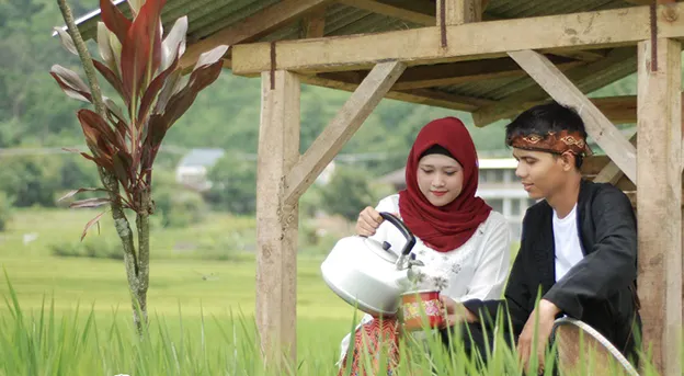 Konsep prewed makan di saung sawah