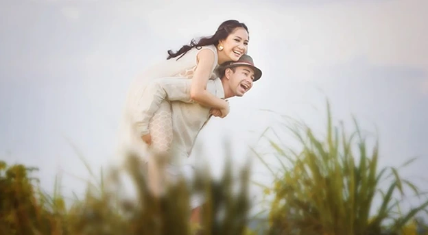 Prewed di sawah gendong pasangan