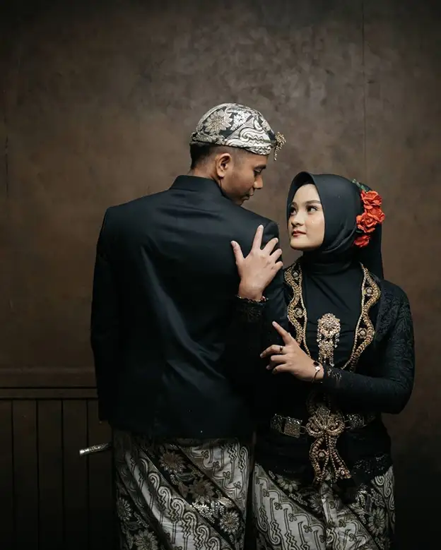 Prewedding indoor Kebaya Hijab warna hitam