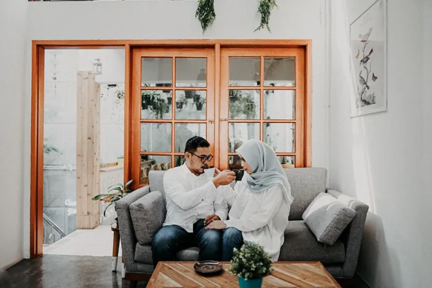 Prewedding indoor Ruangan Keluarga saling suap romantis