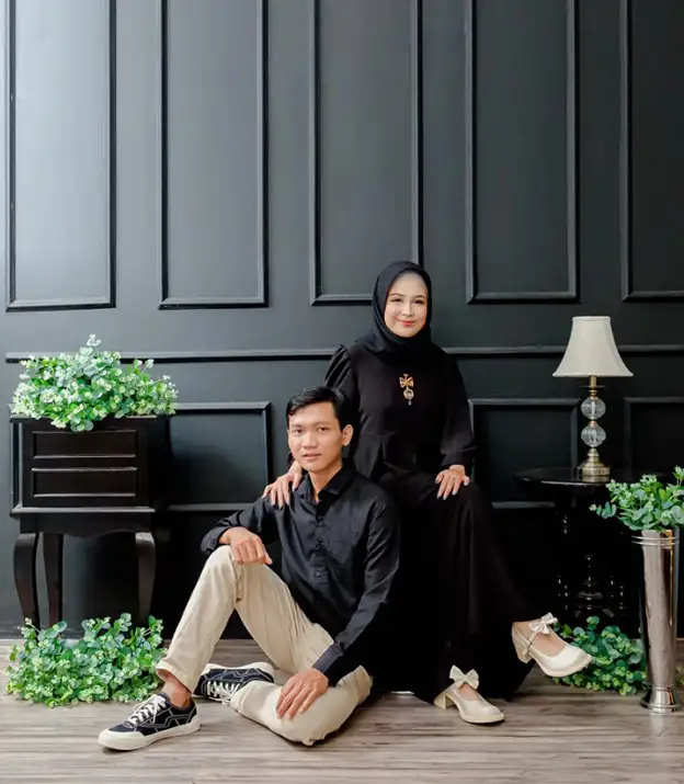 Prewedding indoor Studio baju hitam